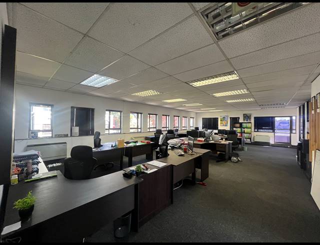 194M² OFFICE TO LET IN HYDE PARK